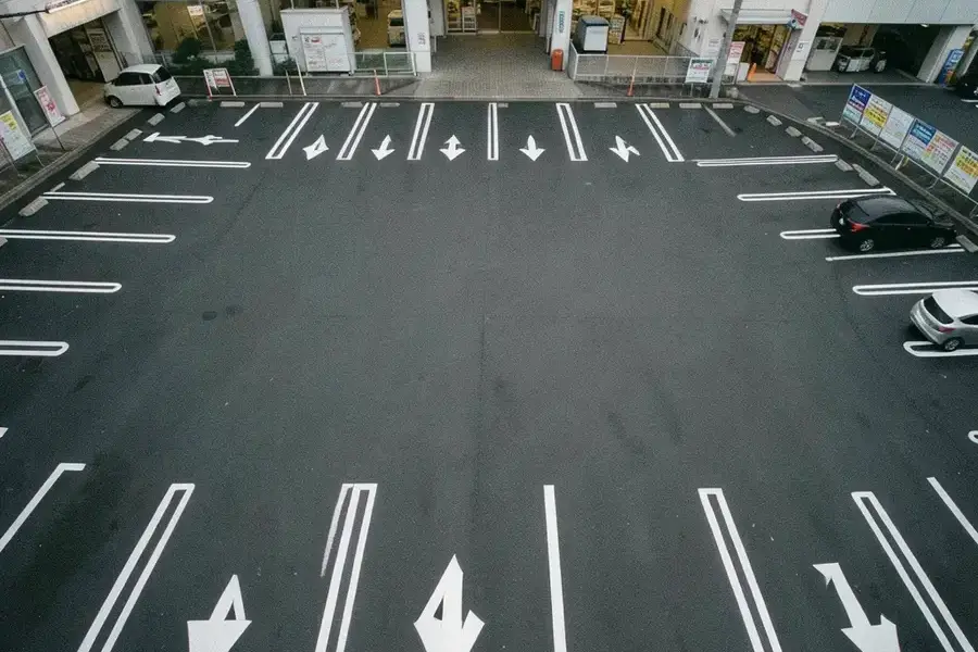 駐車場の矢印と区画